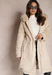 Renee - Jasnobeżowa Kurtka za Kolano ze Ściągaczem i Kapturem Elinda. Kolor: beżowy. Materiał: futro. Wzór: aplikacja. Styl: elegancki #5