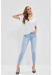 MOODO - Jeansy medium waist z postrzępionymi nogawkami błękitne. Kolor: niebieski. Długość: długie. Wzór: gładki