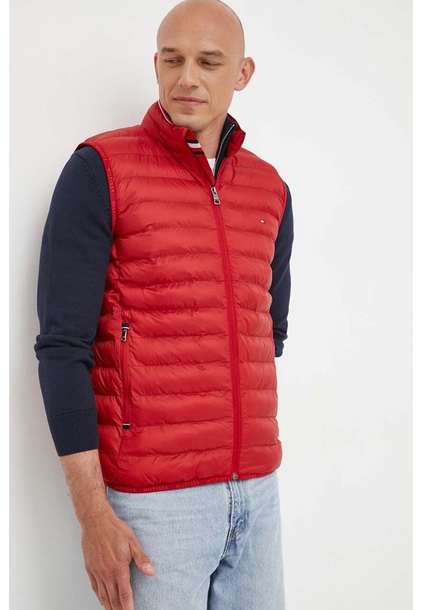 TOMMY HILFIGER - Tommy Hilfiger bezrękawnik męski kolor czerwony przejściowy. Kolor: czerwony. Materiał: poliester, materiał. Długość rękawa: bez rękawów
