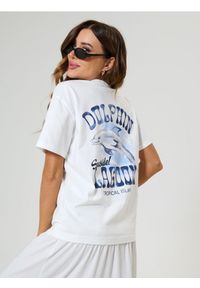 Sinsay - Bawełniana koszulka z nadrukiem delfina - kremowy. Kolor: kremowy. Materiał: bawełna. Wzór: nadruk #1