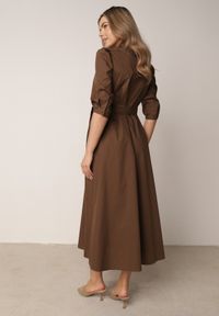 Born2be - Brązowa Rozkloszowana Sukienka Koszulowa w Stylu Retro z Bawełny z Wiązaniem Cirire. Okazja: na co dzień. Kolor: brązowy. Materiał: bawełna. Typ sukienki: koszulowe. Styl: retro #4