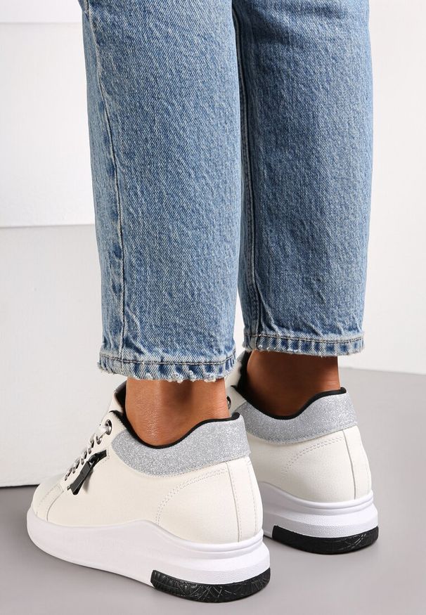 Renee - Białe Sneakersy na Koturnie Zdobione Brokatem i Suwakiem Vilekli. Okazja: na co dzień. Nosek buta: okrągły. Zapięcie: sznurówki. Kolor: biały. Materiał: jeans, materiał. Wzór: aplikacja. Obcas: na koturnie. Wysokość obcasa: średni
