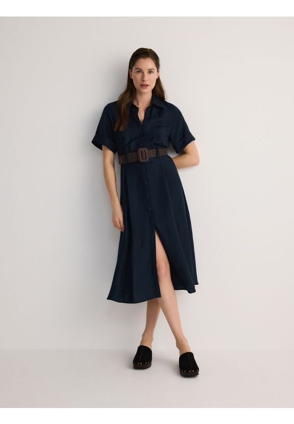 Reserved - Sukienka midi z lnem i plecionym paskiem - granatowy. Kolor: niebieski. Materiał: len. Długość: midi