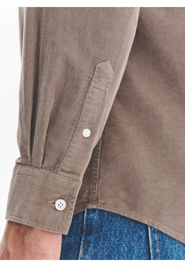 Pako Lorente - PAKO LORENTE - Brązowa koszula sztruksowa z kieszeniami na piersi. Okazja: na co dzień. Kolor: brązowy. Materiał: sztruks. Długość rękawa: długi rękaw. Długość: długie. Sezon: jesień. Styl: casual