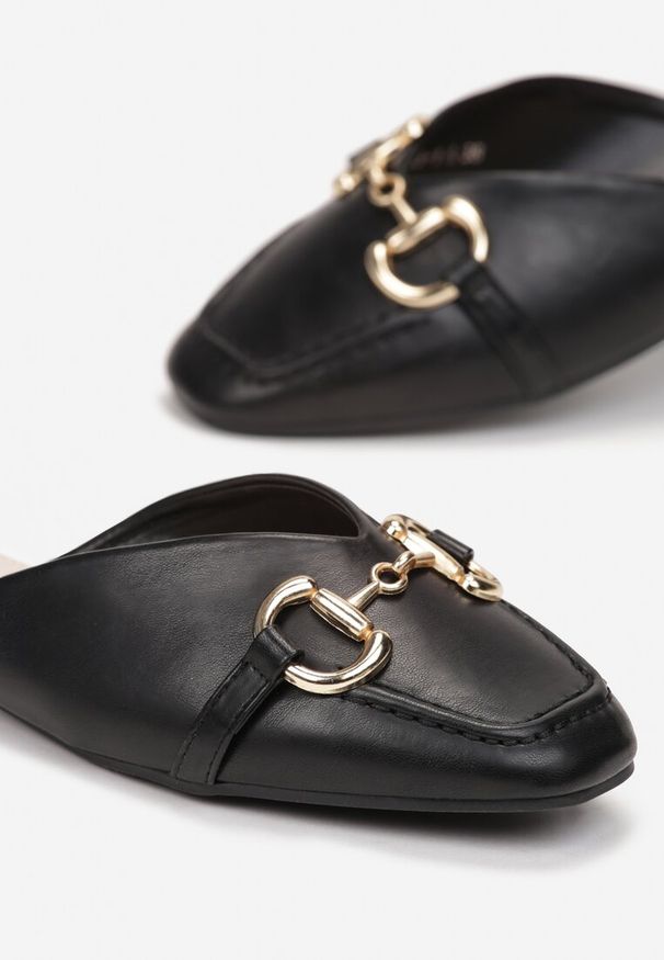 Renee - Czarne Płaskie Klapki w Typie Loafersów z Łańcuchem Titacia. Kolor: czarny. Obcas: na płaskiej podeszwie. Styl: elegancki