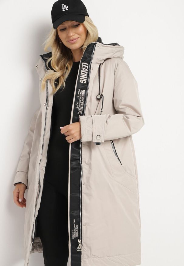 Born2be - Beżowa Pudełkowa Kurtka Typu Parka z Kapturem i Kieszeniami Kaithraea. Typ kołnierza: kaptur. Kolor: beżowy. Materiał: jeans. Sezon: zima. Styl: klasyczny, elegancki