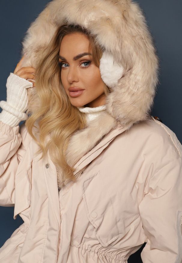 Renee - Beżowa Kurtka Parka Oversize z Futerkiem Horelle. Kolor: beżowy. Materiał: futro. Długość rękawa: długi rękaw. Długość: długie. Wzór: jednolity, gładki, aplikacja. Sezon: jesień, zima. Styl: klasyczny