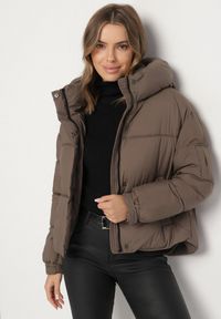 Born2be - Ciemnozielona Pikowana Kurtka Puffer z Kapturem i Kieszonką przy Rękawie Galieana. Okazja: na spacer. Typ kołnierza: kaptur. Kolor: beżowy. Materiał: jeans, dzianina. Styl: sportowy, elegancki #3