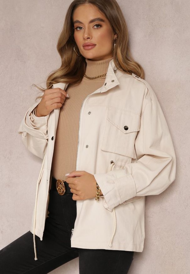 Renee - Jasnobeżowa Kurtka Parka z Dużymi Kieszeniami Umaila. Okazja: na co dzień. Kolor: beżowy. Długość: krótkie. Sezon: lato. Styl: casual