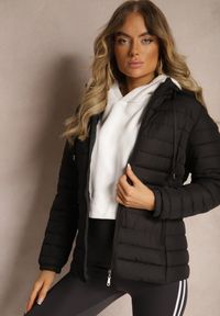 Renee - Czarna Kurtka Ozdobiona Pikowaniem Wykończona Sznurkami i Kapturem Mivissa. Okazja: na spacer, na co dzień. Kolor: czarny. Materiał: jeans. Wzór: aplikacja. Styl: elegancki, casual
