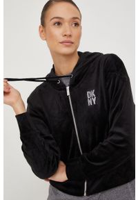 DKNY - Dkny bluza damska kolor czarny z kapturem z aplikacją. Typ kołnierza: kaptur. Kolor: czarny. Wzór: aplikacja #1