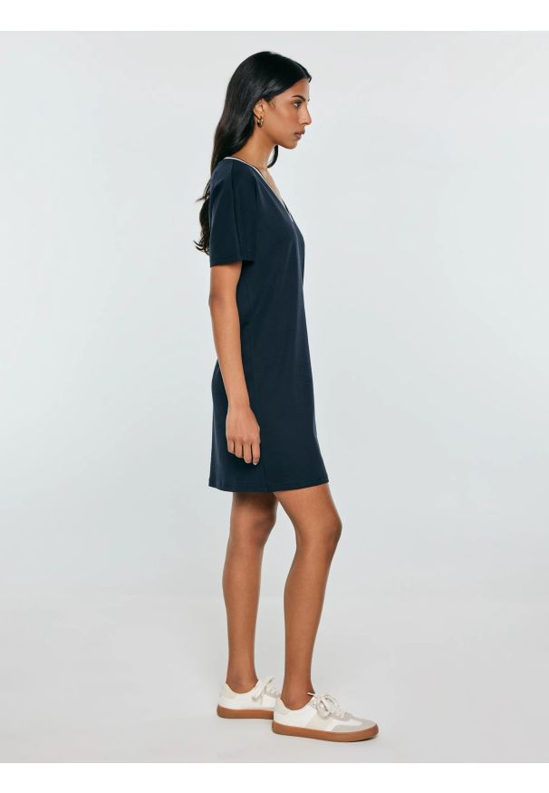 Big-Star - Sukienka damska dzianinowa z niewielkim haftem granatowa Zorkana 403. Okazja: na co dzień. Kolor: niebieski. Materiał: dzianina. Wzór: haft. Sezon: lato. Typ sukienki: sportowe. Styl: sportowy, klasyczny, casual. Długość: mini