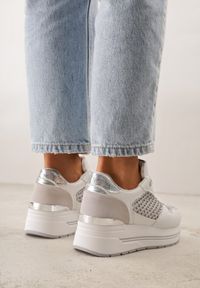 Renee - Białe Sneakersy na Platformie Ozdobione Metalicznymi Wstawkami i Siateczką Zitina. Kolor: biały. Materiał: jeans, dresówka. Wzór: aplikacja. Obcas: na platformie #7