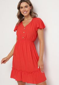 Born2be - Czerwona Rozkloszowana Bawełniana Sukienka z Guzikami i Falbanami Natinema. Okazja: na co dzień. Typ kołnierza: dekolt w serek. Kolor: czerwony. Materiał: bawełna. Sezon: lato. Styl: casual #1