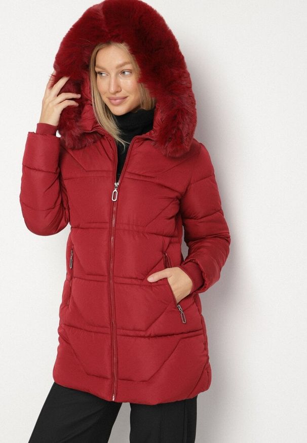 Born2be - Bordowa Pikowana Kurtka z Kapturem z Futerkiem Nenadria. Okazja: do pracy, na co dzień, na spotkanie biznesowe. Typ kołnierza: kaptur. Kolor: czerwony. Materiał: futro. Wzór: aplikacja. Styl: casual, biznesowy
