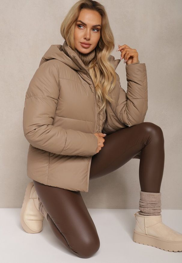 Renee - Beżowa Klasyczna Kurtka z Pikowanymi Przeszyciami Kapturem i Kieszeniami Anrinna. Okazja: na co dzień. Kolor: beżowy. Materiał: jeans, wełna. Sezon: zima, jesień. Styl: klasyczny
