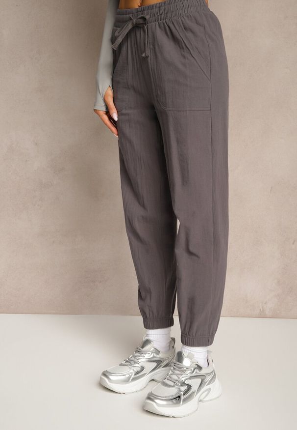 Renee - Brązowe Spodnie Joggery z Bawełny High Waist ze Sznurowaniem Xarvania. Okazja: na co dzień. Stan: podwyższony. Kolor: szary. Materiał: bawełna. Styl: casual