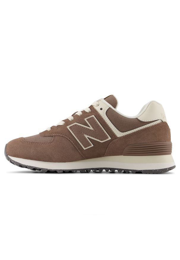 Buty damskie New Balance WL574RTS – brązowe. Okazja: na co dzień. Kolor: brązowy. Materiał: zamsz, skóra, materiał, guma. Szerokość cholewki: normalna. Obcas: na płaskiej podeszwie. Model: New Balance 574
