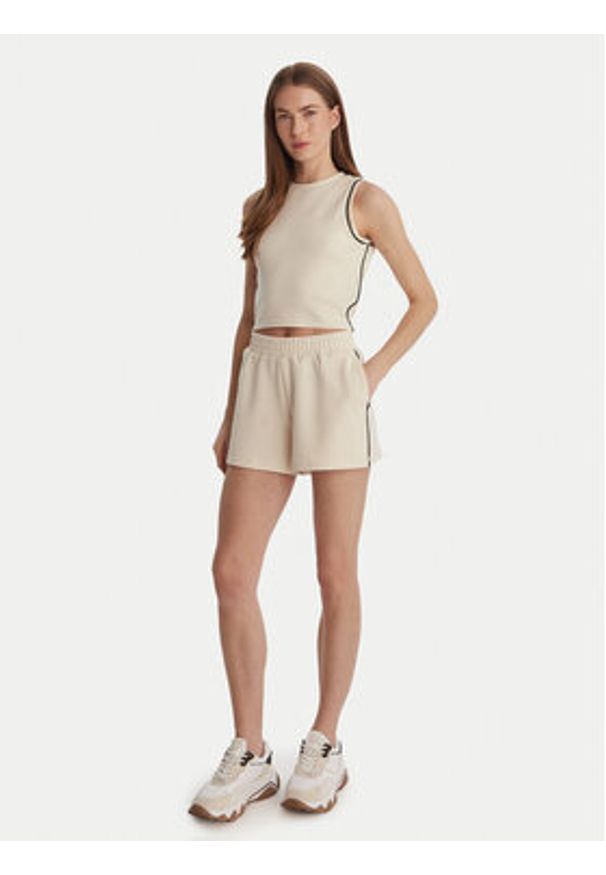 Guess Top V6GP17 K3215 Écru Regular Fit. Kolor: kremowy. Materiał: syntetyk