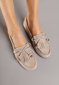 Renee - Ciemnobeżowe Mokasyny z Koralikami Kokardą i Frędzlami Nahda. Okazja: na co dzień. Kolor: beżowy. Materiał: jeans. Styl: casual, street #4
