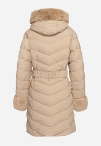 Born2be - Ciemnobeżowa Pikowana Kurtka Zimowa z Paskiem i Futerkowymi Obszyciami z Możliwością Odpięcia Hedirra. Okazja: na co dzień. Kolor: beżowy. Materiał: jeans. Sezon: zima. Styl: casual, elegancki #6