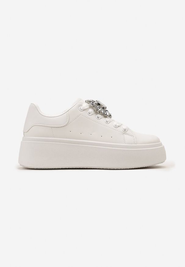 Born2be - Białe Sneakersy na Platformie z Perforacją i Ozdobnym Kamieniem Dilhela. Okazja: na co dzień. Kolor: biały. Materiał: jeans. Obcas: na platformie