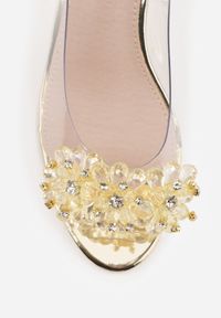 Renee - Złote Przezroczyste Sandały VICES na Słupku Ozdobione Cyrkoniami Sarlisa. Zapięcie: sprzączka. Kolor: złoty. Materiał: satyna. Wzór: aplikacja. Obcas: na słupku #6