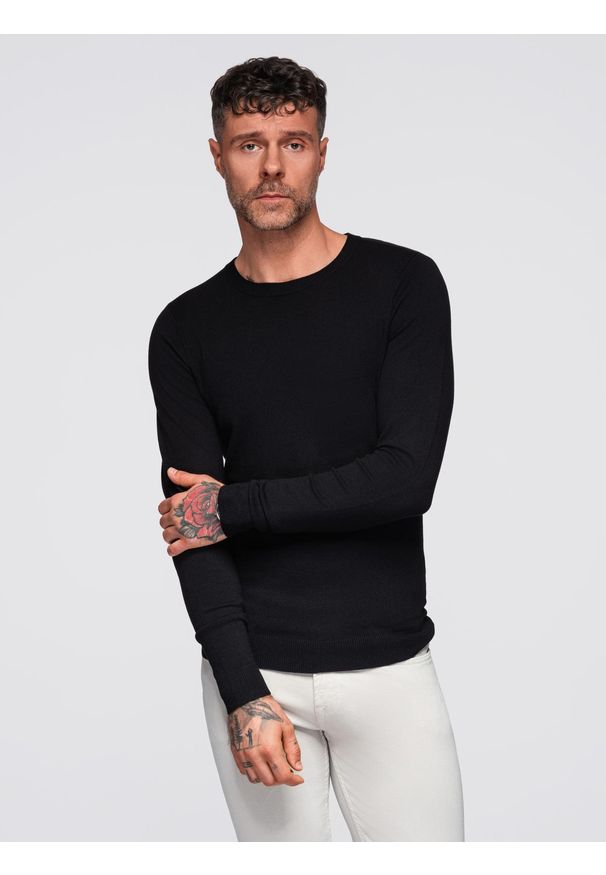 Ombre Clothing - Męski klasyczny sweter z wiskozą BASIC z okrągłym dekoltem – czarny V2 - Rozmiar: XXL. Okazja: do pracy, na co dzień, na spotkanie biznesowe. Kolor: czarny. Materiał: wiskoza. Wzór: gładki. Styl: klasyczny