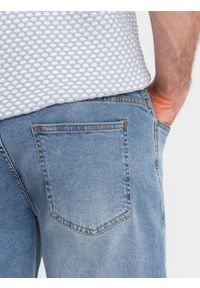 Ombre Clothing - Denimowe męskie szorty o klasycznym kroju – jasnoniebieskie V2 - Rozmiar: M. Kolor: niebieski. Materiał: jeans, elastan, skóra, bawełna. Wzór: aplikacja. Sezon: lato. Styl: klasyczny #9