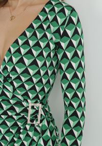 Born2be - Zielona Dopasowana Sukienka w Geometryczny Wzór z Ozdobnym Wiązaniem Ashlesha. Kolor: zielony. Wzór: geometria. Typ sukienki: kopertowe. Długość: mini