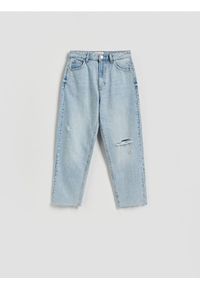 Reserved - Jeansy straight z przetarciami - niebieski. Kolor: niebieski #1