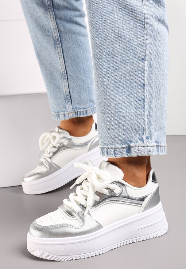 Renee - Biało-Srebrne Sznurowane Sneakersy na Platformie z Metalicznymi Wstawkami Arileva. Kolor: biały. Materiał: jeans. Obcas: na platformie