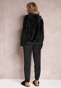 Renee - Czarny 2-częściowy Pluszowy Komplet Piżamowy z Bluzą Kangurką i Spodniami Jogger Vegame. Kolor: czarny. Materiał: dzianina #4