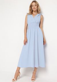 Born2be - Jasnoniebieska Sukienka z Kopertowym Dekoltem na Cienkich Ramiączkach Rozkloszowana Lantia. Okazja: na wesele, na co dzień, na ślub cywilny. Typ kołnierza: dekolt kopertowy. Kolor: niebieski. Materiał: jeans. Długość rękawa: na ramiączkach. Typ sukienki: kopertowe. Styl: casual, sportowy #1