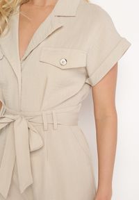 Born2be - Beżowy Kombinezon z Krótkim Rękawem i Szerokimi Nogawkami z Materiałowym Paskiem Floeria. Okazja: na co dzień. Kolor: beżowy. Materiał: materiał. Długość rękawa: krótki rękaw. Długość: krótkie. Styl: elegancki, casual, wizytowy #2