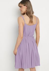 Born2be - Fioletowa Sukienka z Regulowanymi Ramiączkami z Materiałowym Paskiem Liata. Okazja: na spacer, na imprezę. Typ kołnierza: dekolt w kształcie V. Kolor: fioletowy. Materiał: materiał. Długość rękawa: na ramiączkach. Sezon: lato #2