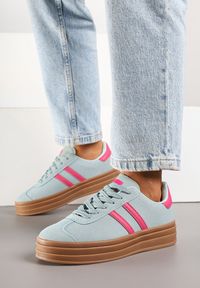 Born2be - Niebiesko-Różowe Sneakersy na Platformie z Minimalistycznymi Przeszyciami Teritha. Nosek buta: okrągły. Zapięcie: sznurówki. Kolor: niebieski. Materiał: syntetyk, nubuk. Obcas: na platformie. Wysokość obcasa: niski