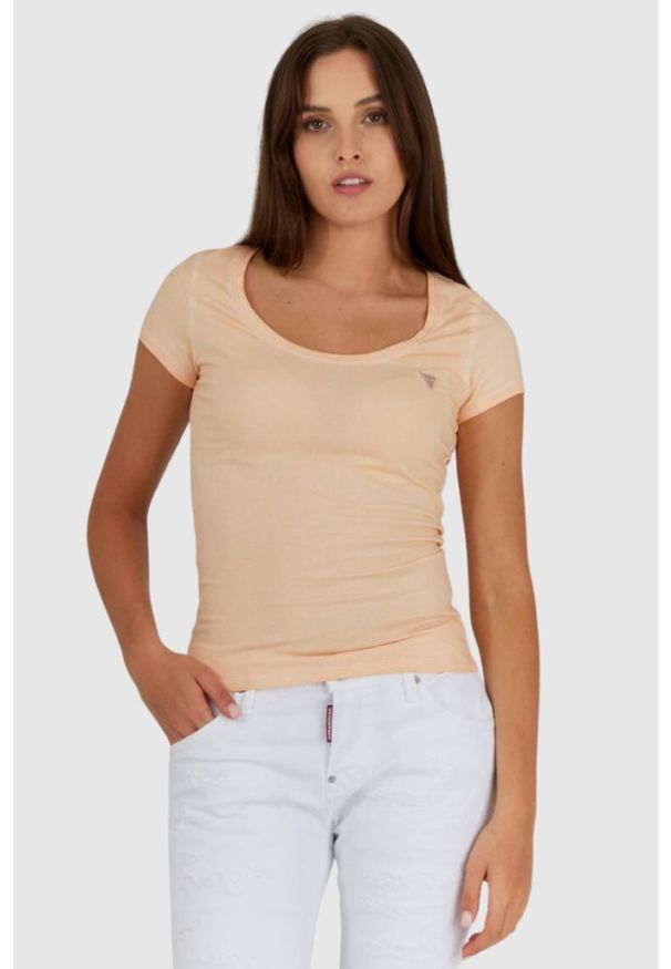 Guess - GUESS Brzoskwiniowy t-shirt damski z efektem sprania, Rozmiar XS. Kolor: pomarańczowy. Materiał: bawełna. Wzór: aplikacja