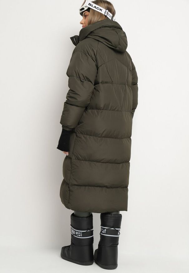 Born2be - Zielona Długa Kurtka Pikowana Płaszcz na Zamek z Kapturem Lesea. Okazja: na co dzień. Typ kołnierza: kaptur. Kolor: zielony. Materiał: jeans, dzianina. Długość: długie. Styl: casual, elegancki