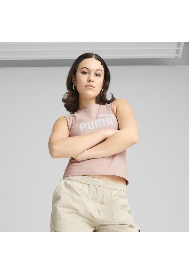 Puma - Damska wąska koszulka bez rękawów z logo No. 1 ESS PUMA Rose Quartz Pink. Kolor: różowy. Materiał: guma. Długość rękawa: bez rękawów. Wzór: nadruk. Sport: bieganie
