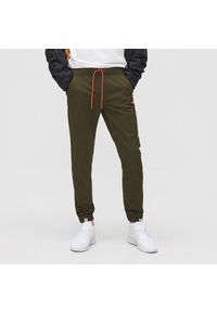 Cropp - Spodnie jogger - Khaki. Kolor: brązowy #1
