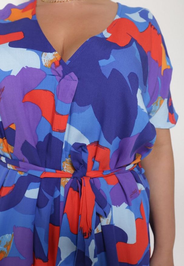 Born2be - Niebiesko-Fioletowa Wiskozowa Sukienka o Pudełkowym Kroju z Dekoltem w Serek Vikotia. Okazja: na co dzień. Typ kołnierza: dekolt w serek. Kolor: niebieski. Materiał: wiskoza. Sezon: lato. Styl: casual, klasyczny