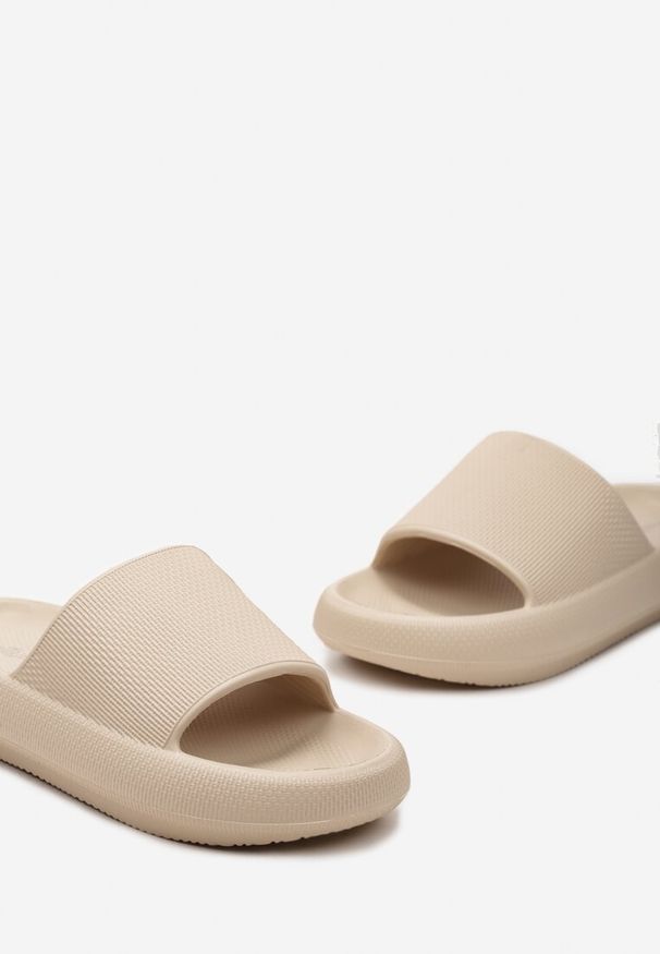 Born2be - Beżowe Klapki Piankowe z Szerokim Paskiem Nastet. Okazja: na plażę, na co dzień. Kolor: beżowy. Styl: sportowy, casual