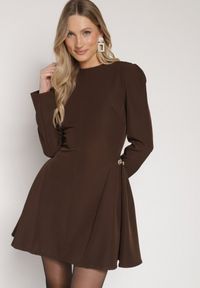 Born2be - Brązowa Rozkloszowana Sukienka Ozdobiona Metaliczną Aplikacją Eleslie. Okazja: na co dzień. Kolor: brązowy. Wzór: aplikacja. Styl: casual, elegancki #4