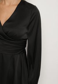 Born2be - Czarna Satynowa Sukienka VICES z Kopertowym Dekoltem i Bufiastymi Rękawami Nivita. Okazja: na randkę, na ślub cywilny, na wesele. Typ kołnierza: dekolt w serek, dekolt kopertowy. Kolor: czarny. Materiał: satyna. Typ sukienki: kopertowe. Styl: klasyczny, elegancki #4