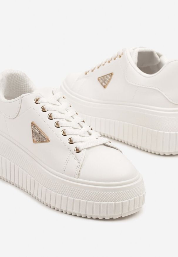 Renee - Białe Sneakersy na Tłoczonej Platformie Zdobione Metaliczną Aplikacją Fidania. Okazja: na co dzień. Kolor: biały. Materiał: jeans. Wzór: aplikacja. Obcas: na platformie