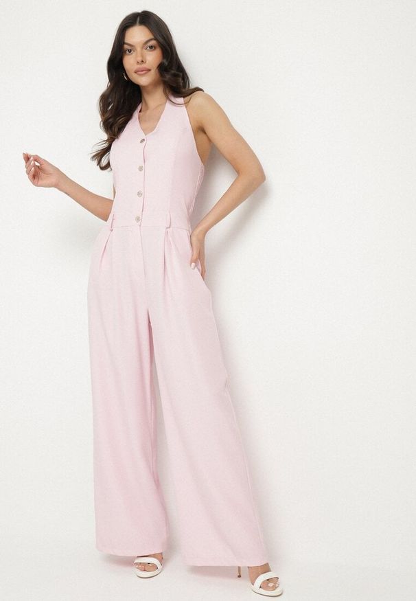 Born2be - Różowy Kombinezon na Szyję Ozdobiony Guzikami Ellidell. Okazja: na imprezę, na co dzień. Kolor: różowy. Długość: długie. Wzór: aplikacja. Styl: casual, klasyczny