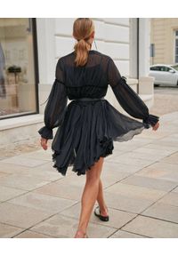 BY CABO - Czarna szyfonowa sukienka. Kolor: czarny. Materiał: szyfon. Długość rękawa: długi rękaw. Typ sukienki: rozkloszowane. Styl: klasyczny #3