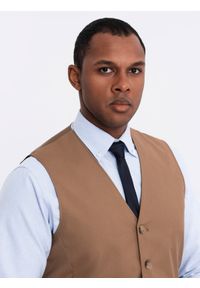 Ombre Clothing - Kamizelka męska garniturowa bez klap - karmelowa V1. Materiał: tkanina, poliester. Wzór: gładki, jednolity. Styl: elegancki #2