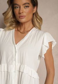 Renee - Biała Koszula z Wiskozą Zdobiona Falbankami z Dekoltem w Serek Alisetta. Okazja: na co dzień. Typ kołnierza: dekolt w serek, kołnierz z falbankami. Kolor: biały. Materiał: wiskoza. Wzór: aplikacja. Styl: klasyczny, casual #3
